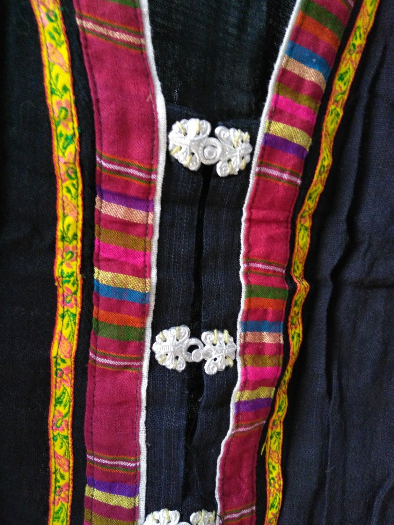 Outerwear: Fragmen Perasaan Kolektif Suku Hmong yang Terajut dalam Benang dan Warna