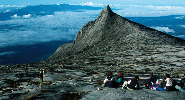 Syal dari Debu Langit yang Jatuh di Puncak Gunung Kinabalu